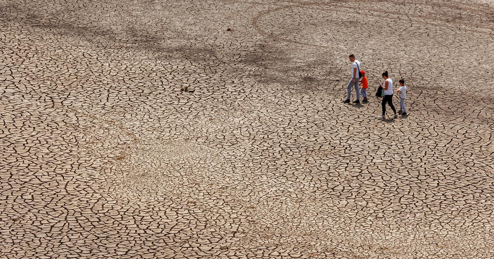 Ljudi istražuju dno isušenog Lokvarskog jezera, pogledajte kako izgleda