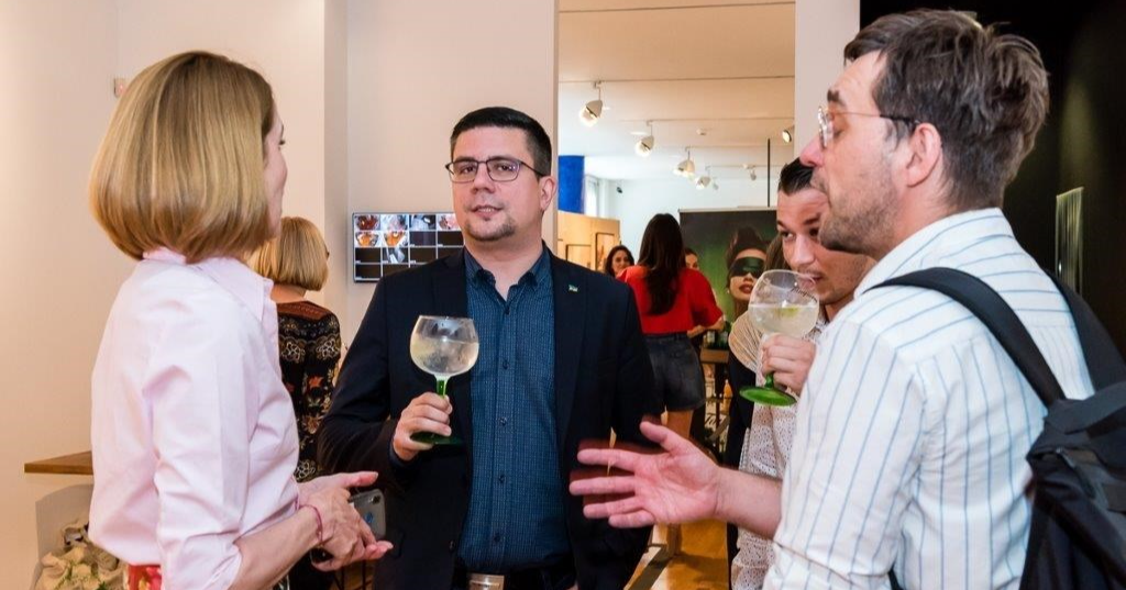 Zastupnik Hajduković s dečkom stigao na otvorenje izložbe o LGBTIQ+ identitetima