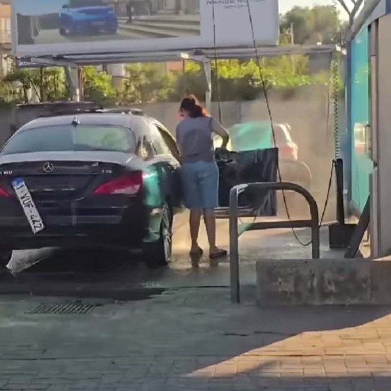 12 milijuna pregleda: Snimka žene u Bruxellesu koja pere Mercedes totalni je hit