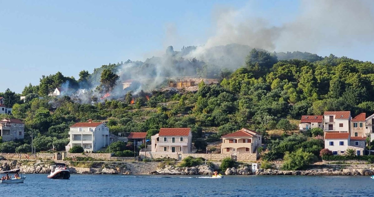 VIDEO Požar na Prviću pod nadzorom, gasi ga 30 vatrogasaca i dva kanadera