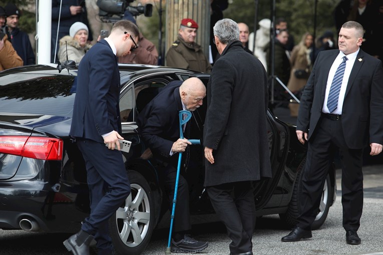 Stjepan Mesić na inauguraciju došao sa štakom, prošle godine je operiran