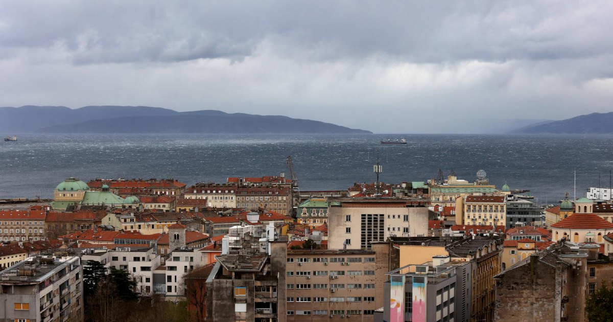 Jaka bura u Rijeci, dvoje ozlijeđenih. Vjetar otpuhao kontejnere s gata u more