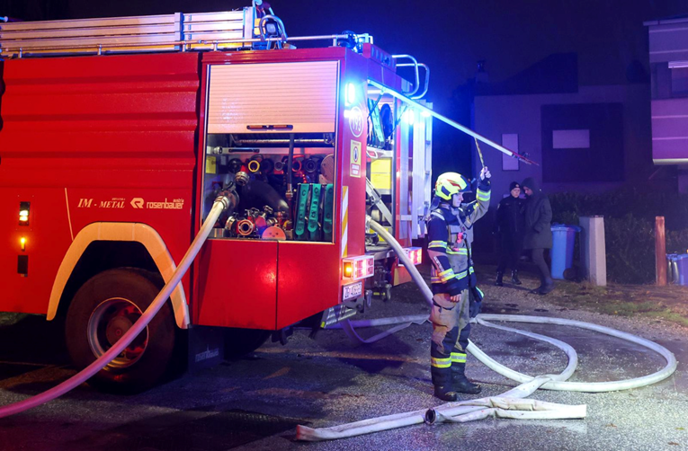 Specijalci izvukli muškarca iz požara u Solinu. Sumnja se da ga je sam izazvao