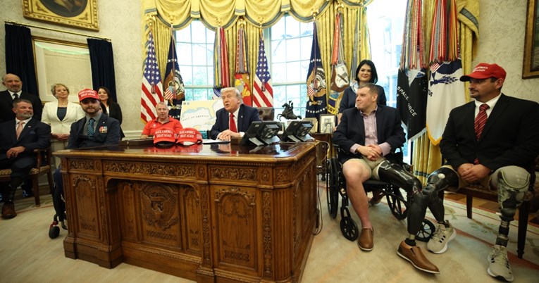 VIDEO Trump vojnicima bez nogu: Znači, pogodili su vas? Dosta dobro