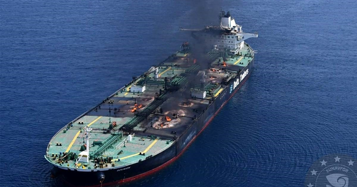 Tanker s milijun barela nafte gori u Crvenom moru. Žele ga spasiti, ali ih napadaju