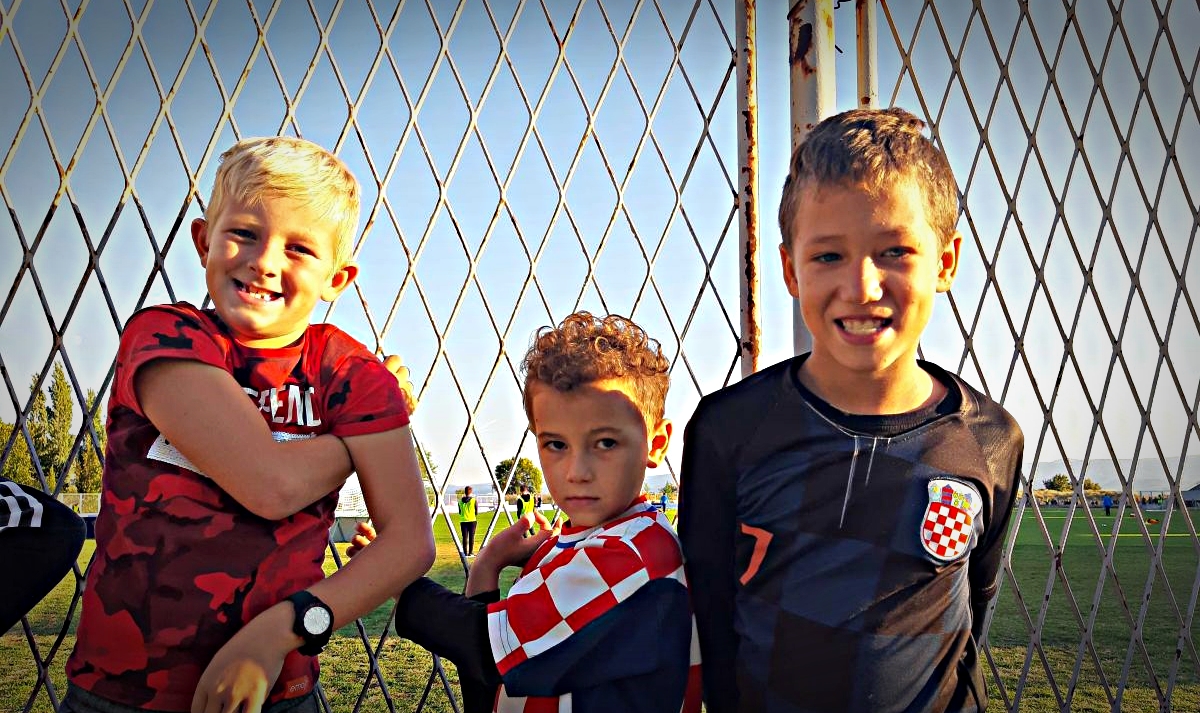 VIDEO Modrić, Rakitić i Perišić izazvali kaos u Omišu. Stotine na treningu
