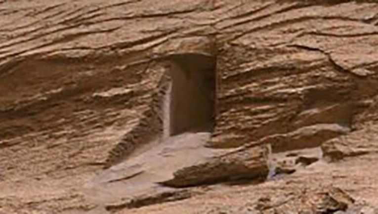 FOTO Čudno otkriće na Marsu: Snimljeno nešto što nalikuje vratima