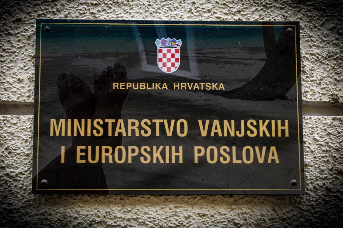 Dvojica diplomata priznala da su četiri godine izvlačila novac za službena putovanja