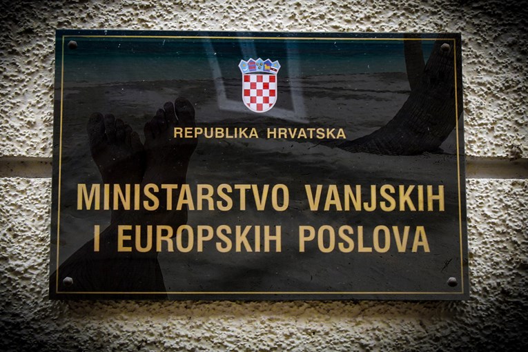 Dvojica diplomata priznala da su 4 godine izvlačila novac za službena putovanja