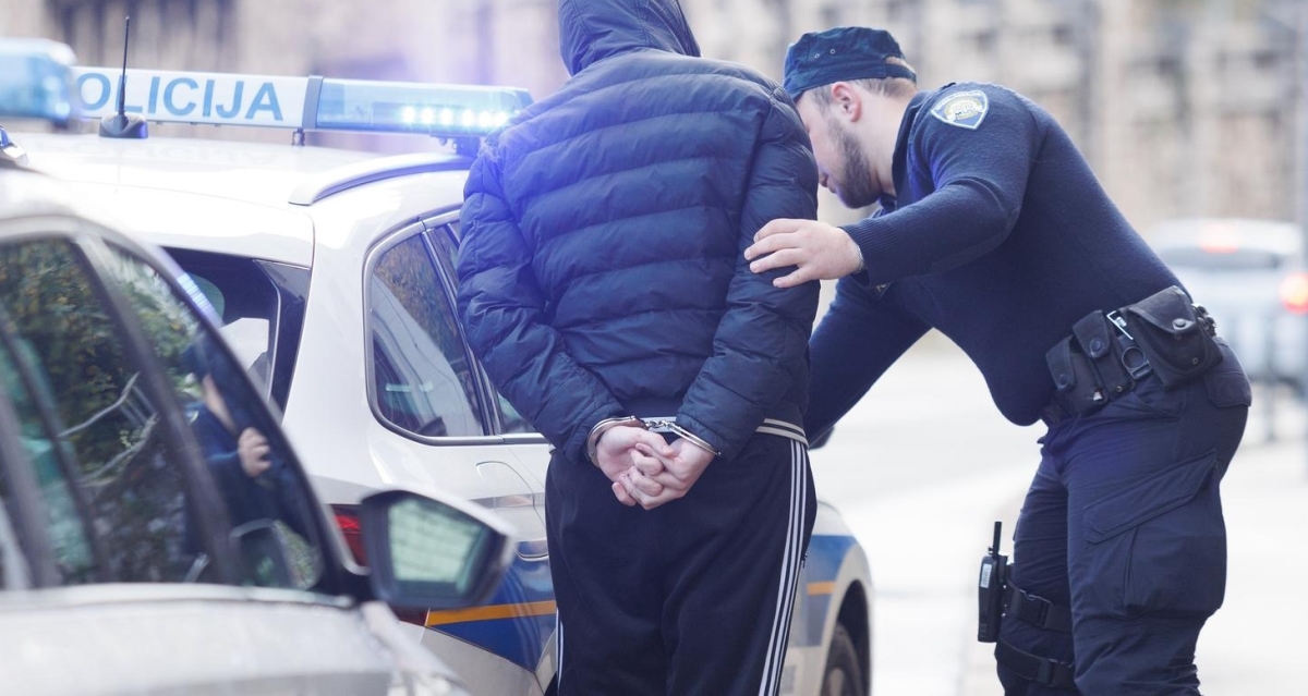 Uhićene tri osobe, među njima i policajac