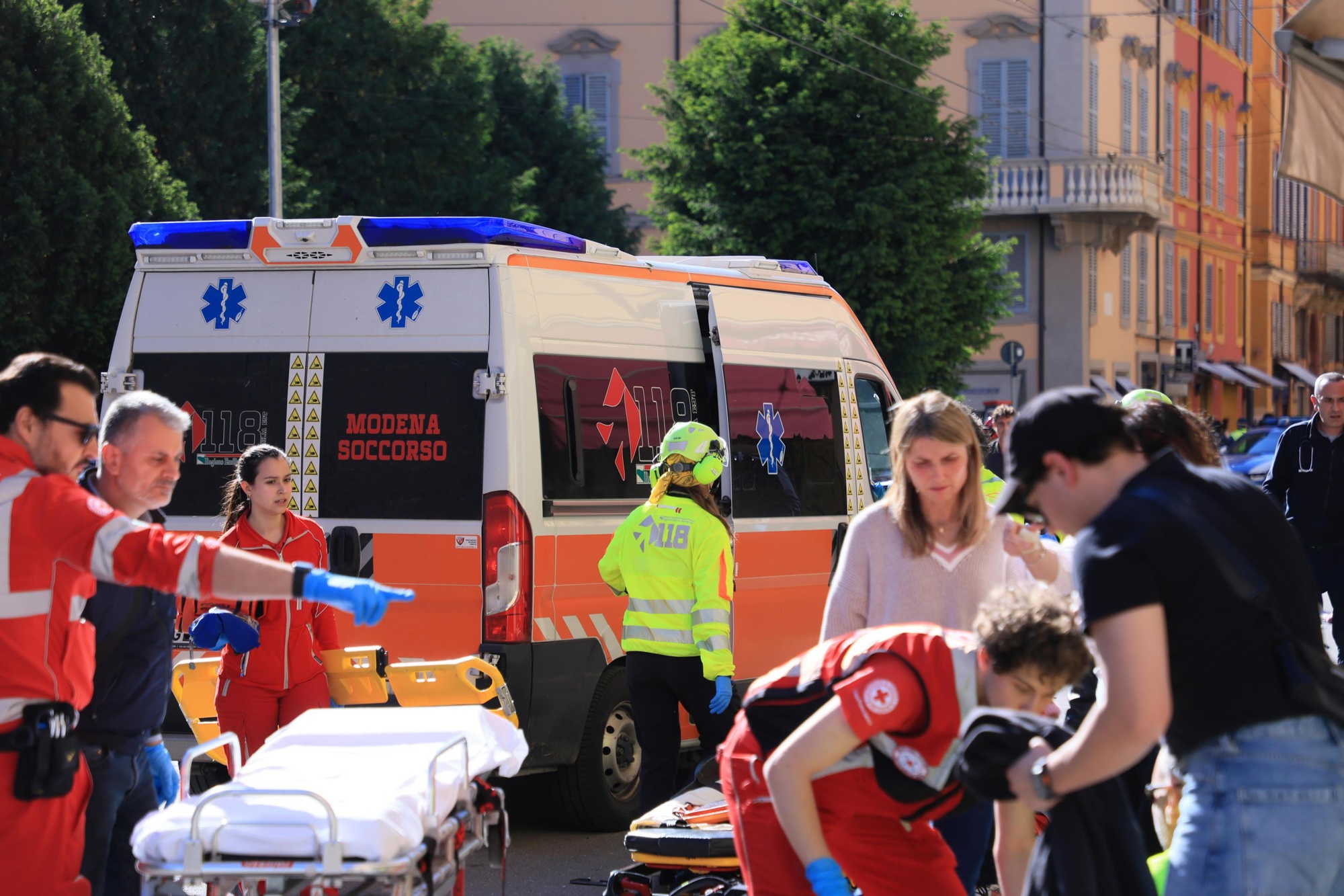 VIDEO Ovako su hrabri ljudi u Modeni savladali naoružanog napadača nakon naleta autom