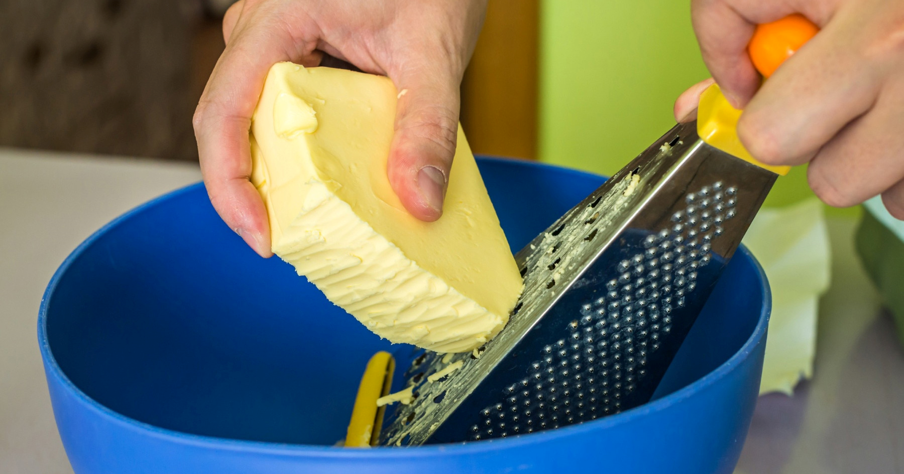 Trik s ribežom za brzo omekšavanje maslaca za kolače, morate probati