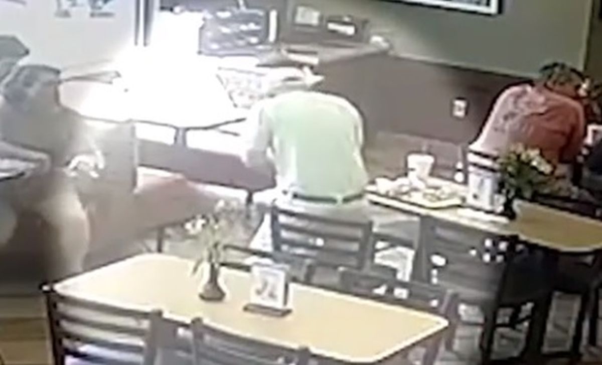 Čovjek se počeo gušiti u restoranu, ono što se zatim dogodilo vraća vjeru u ljude