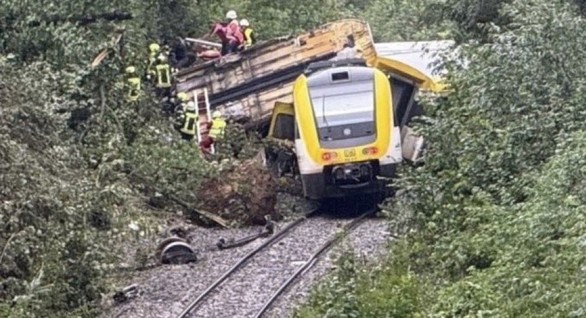 Vlak iskočio iz tračnica u Njemačkoj. Najmanje troje mrtvih, deseci ozlijeđeni