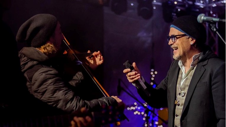 Pogledajte što je Gibonni publici u Zadru rekao o nedavnom penjanju na stol