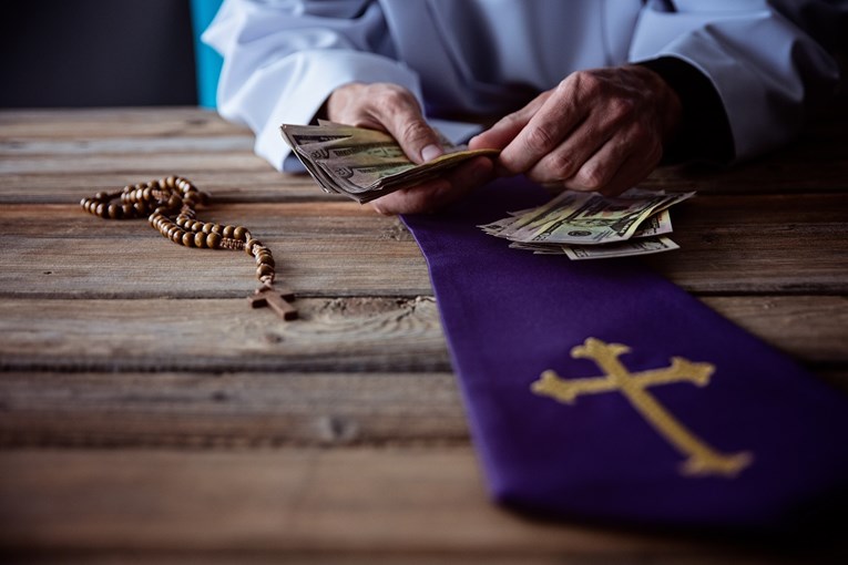 Svećenik u Los Angelesu imao prometnu, u autu mu pronašli ukradene tisuće dolara