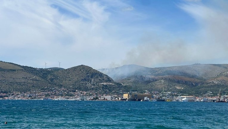VIDEO Gorjelo kod Splita. Požar gasilo 60 vatrogasaca i dva kanadera