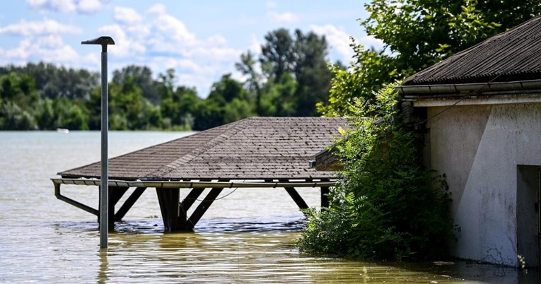 Drava poplavila vikendice u Slavoniji. Sutra se očekuje rekordni vodostaj