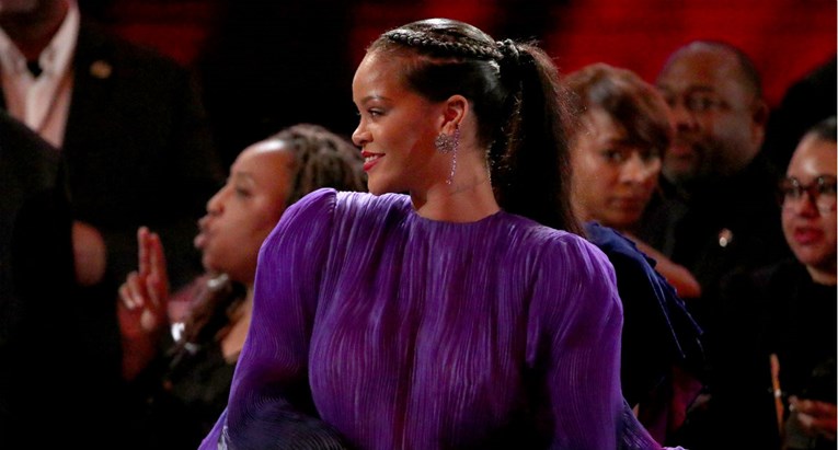 Rihanna u spektakularnoj ljubičastoj haljini najavila veliki proljetni trend