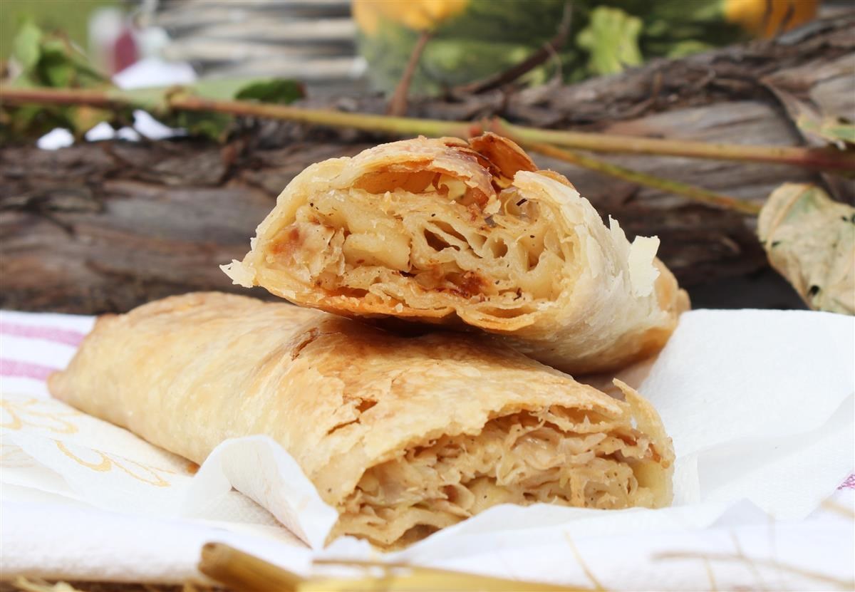 Slana štrudla s kupusom, čvarcima i paprikom