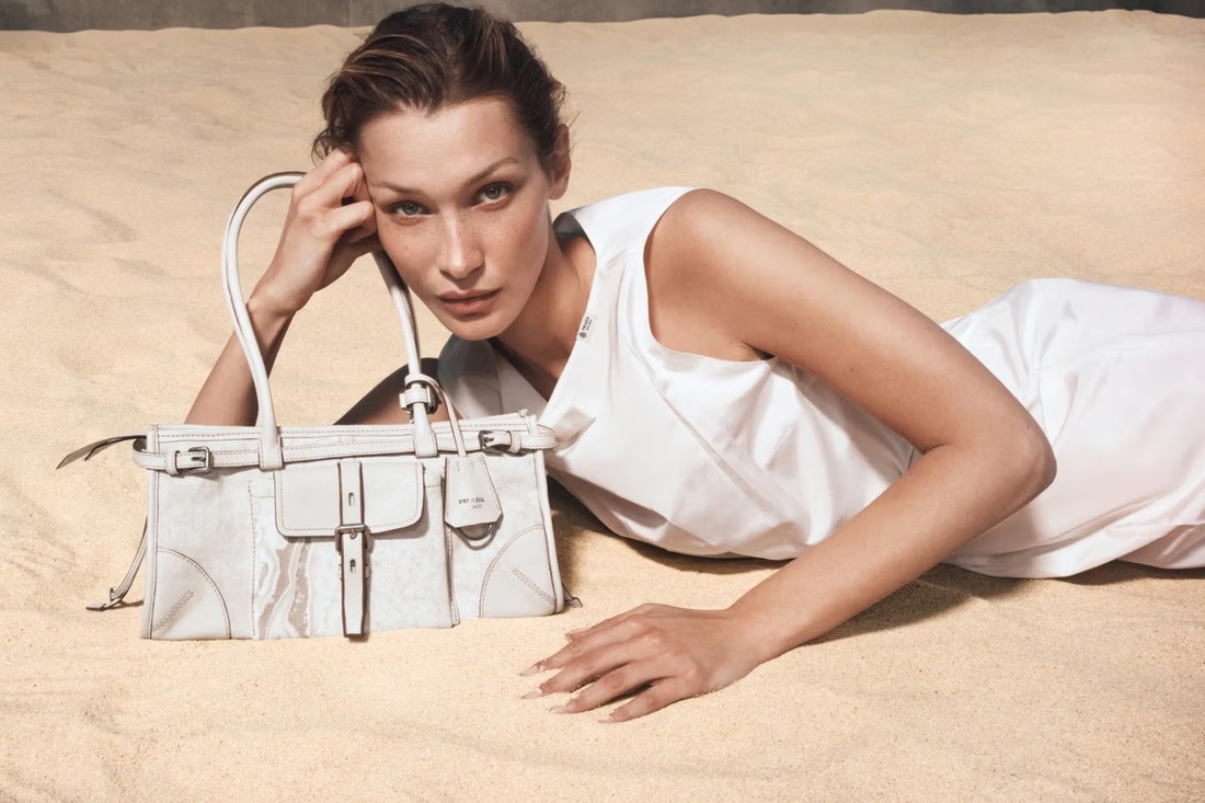 Na plaži među neboderima: Bella Hadid zaštitno je lice nove Prada kampanje