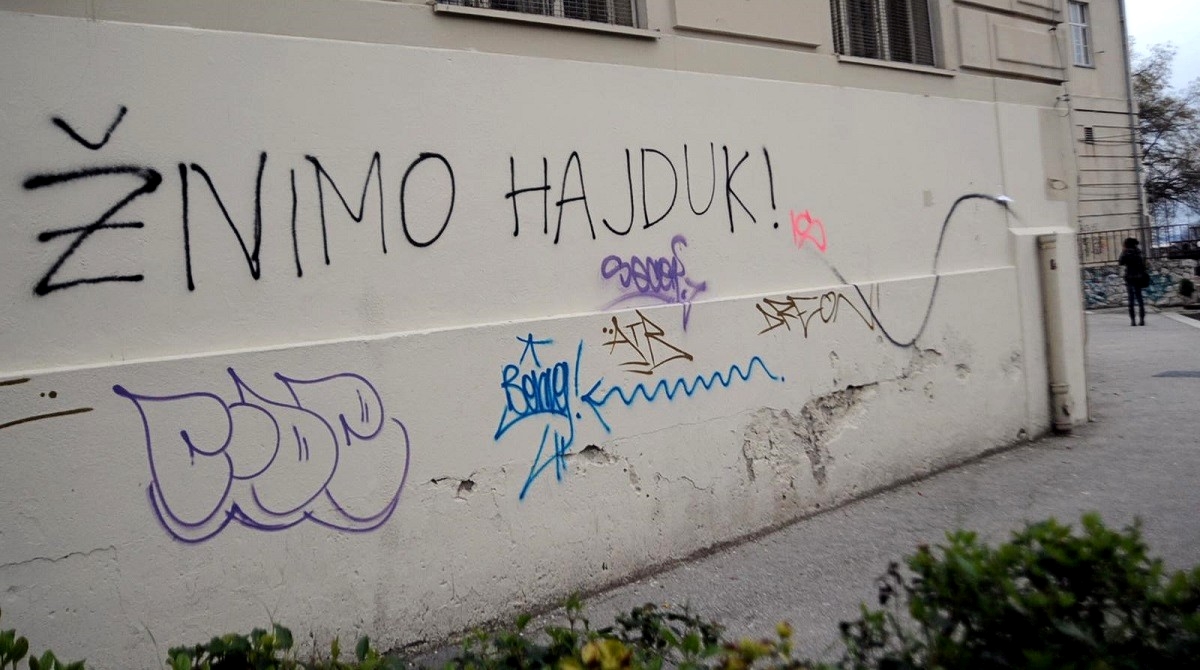 Mladići u Splitu pušili travu i ispisivali grafite, policija jednog uhitila
