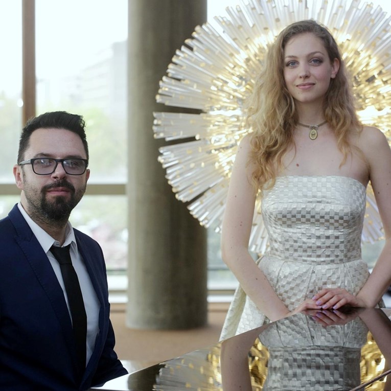 Petar Grašo i Hana Huljić krstili sina Tonija, odale ih fotke kuma i kume