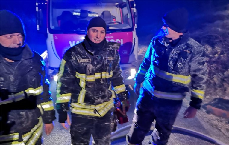 Dubrovački vatrogasci objavili slike s intervencije: Zaledili su se