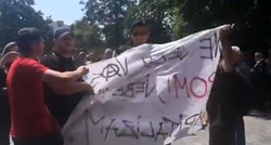 VIDEO Zbog ovog transparenta umalo je izbila tučnjava na prosvjedu protiv Roma