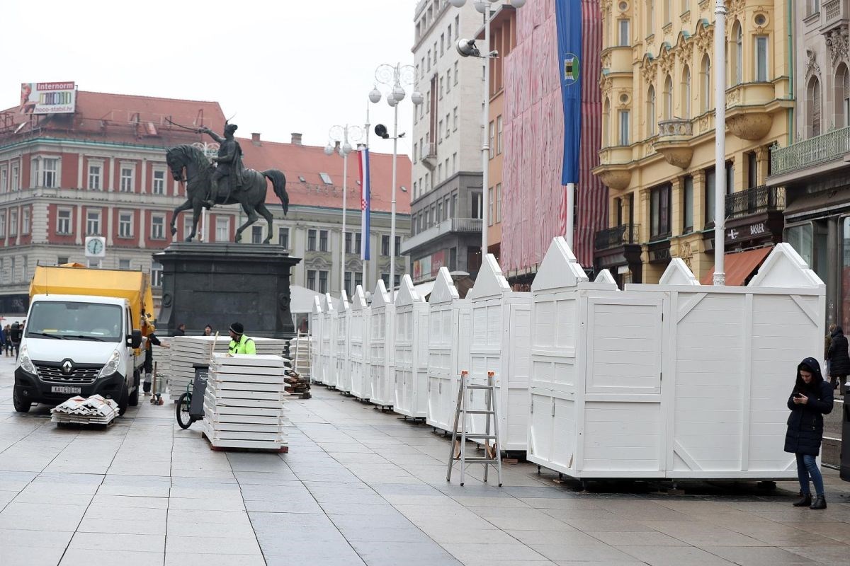 FOTO U Zagrebu počelo postavljanje adventskih kućica