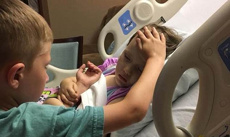 Fotografija koja slama srce: Dječak tješi svoju sestricu koja umire