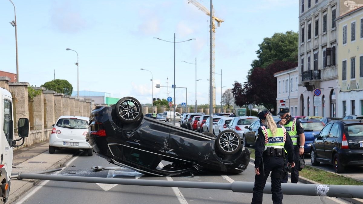 FOTO Auto u Puli udario u stup pa završio na krovu. "Vozač je izašao i pobjegao"