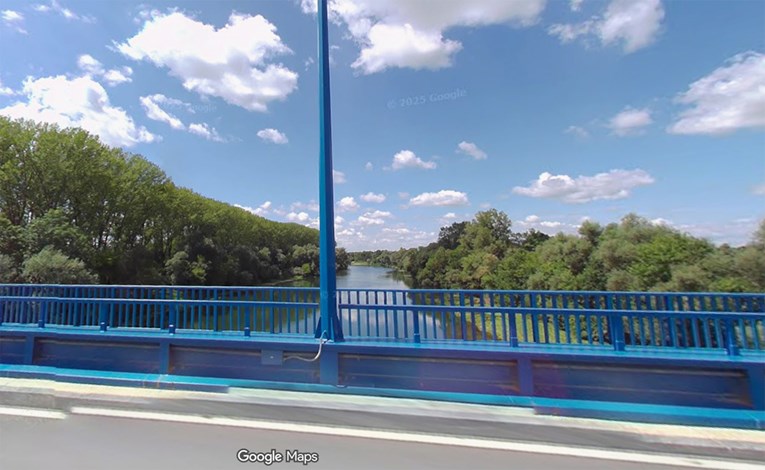 Masna mrlja na Kupi: Vatrogasci postavili plutajuće brane