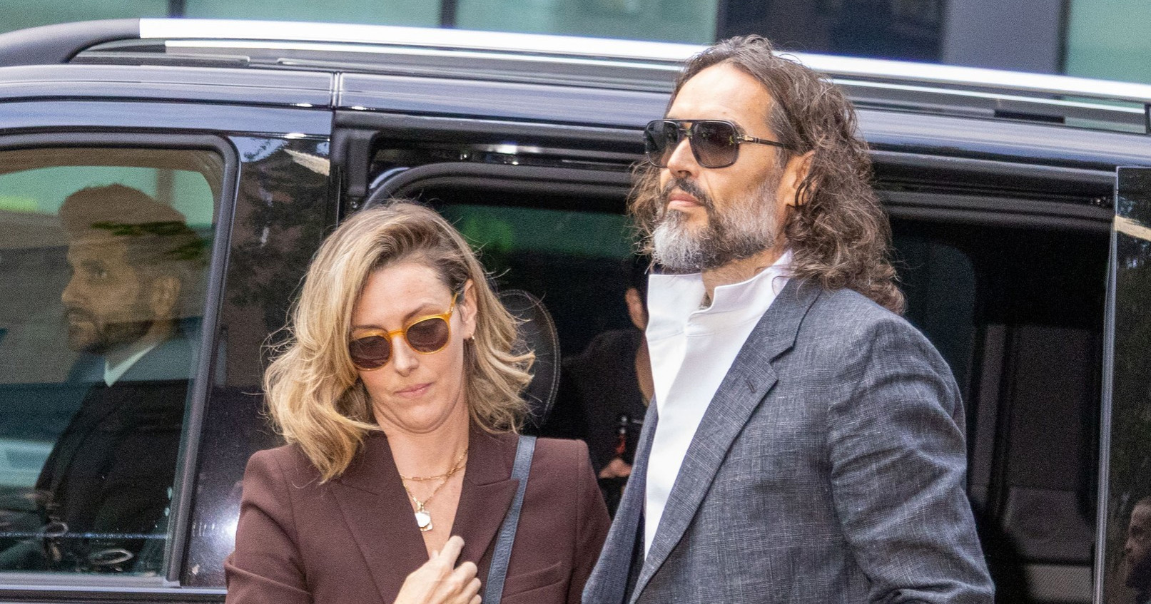 Russell Brand stigao na sud zbog teških optužbi, supruga mu pruža podršku