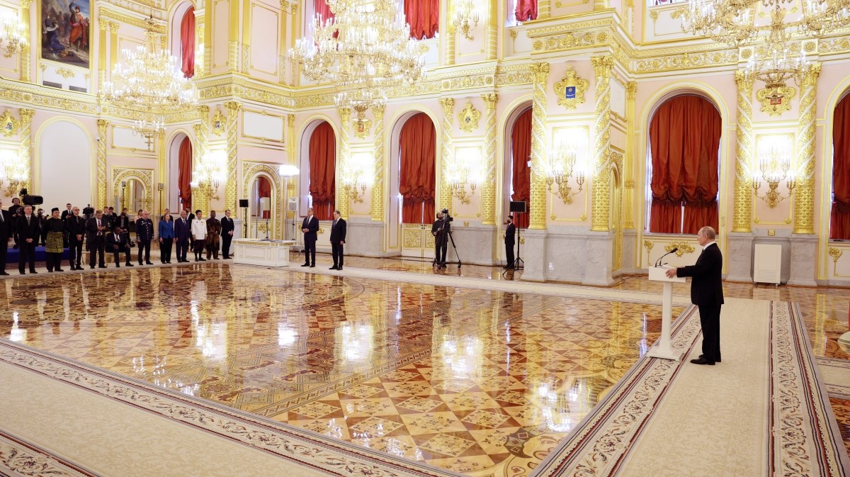 Putin na ceremoniji u Kremlju kritizirao nove ambasadore SAD-a i Europske unije