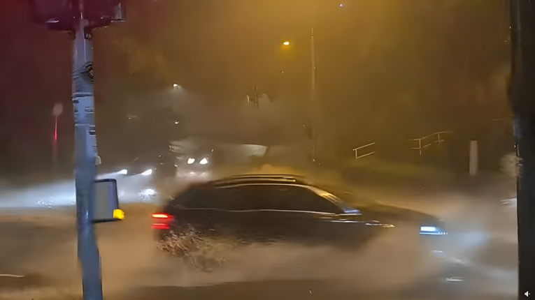 VIDEO Golema količina kiše pala u Rijeci, ulice su poplavljene