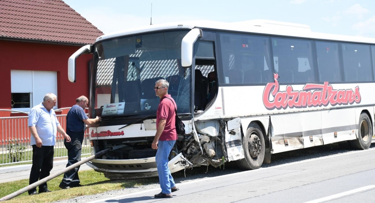 Vozač školskog autobusa u koji je udario auto: "Vidio sam da bježi kroz kukuruz"