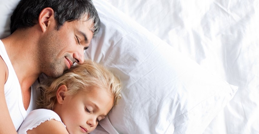 Tata spava s osmogodišnjom kćeri u krevetu, mama smatra da je prevelika za to