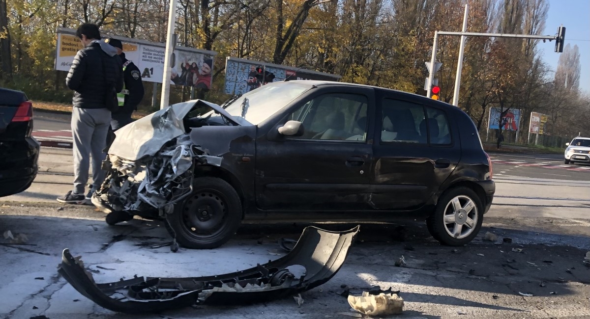 U Zagrebu se nakon sudara zapalio automobil, dvije osobe su ozlijeđene