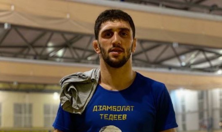 Slavni sportaš usred svadbe dobio gole fotke svoje mlade i poruke da je prostitutka