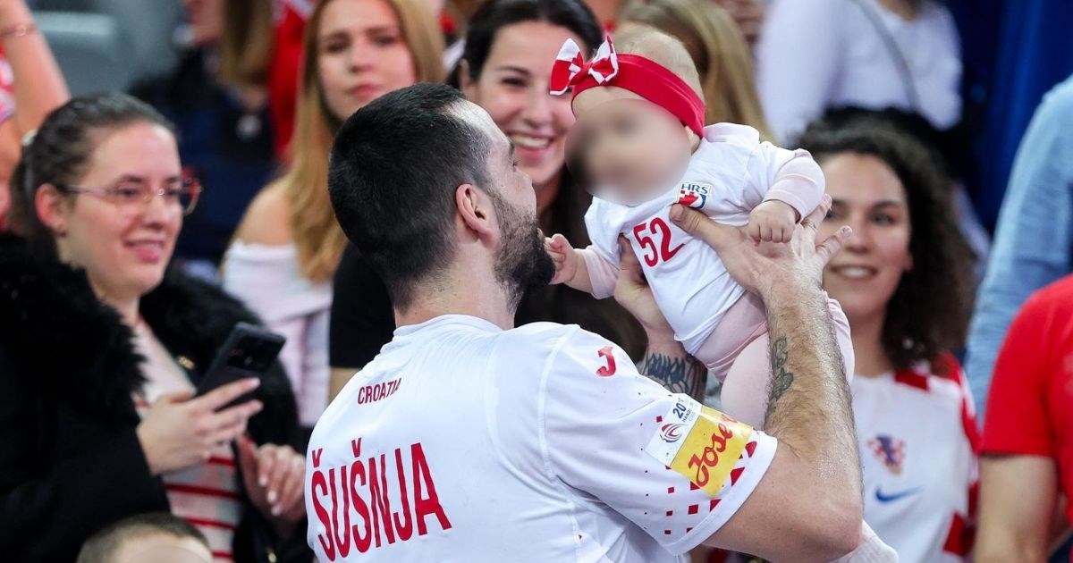 Hrvatski rukometaši nakon pobjede nad Mađarskom pozirali s najmlađim navijačima