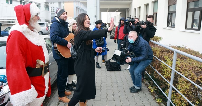 Maja Bajamić pjevala djeci koja se liječe u KBC-u Zagreb, dobila su i darove