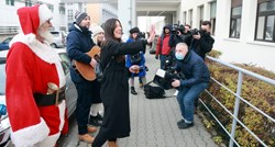 Maja Bajamić pjevala djeci koja se liječe u KBC-u Zagreb, dobila su i darove