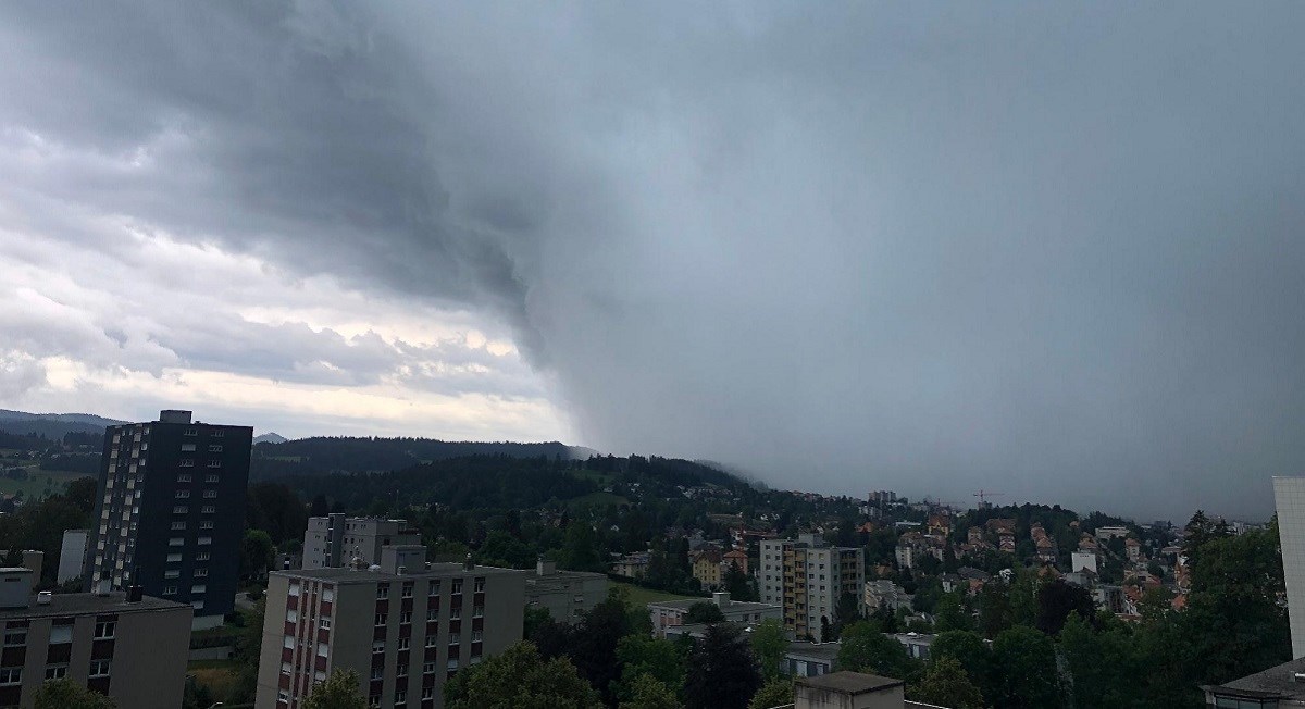 VIDEO U Švicarskoj poginula jedna osoba, puno je ozlijeđenih. Tornado pogodio gradić?
