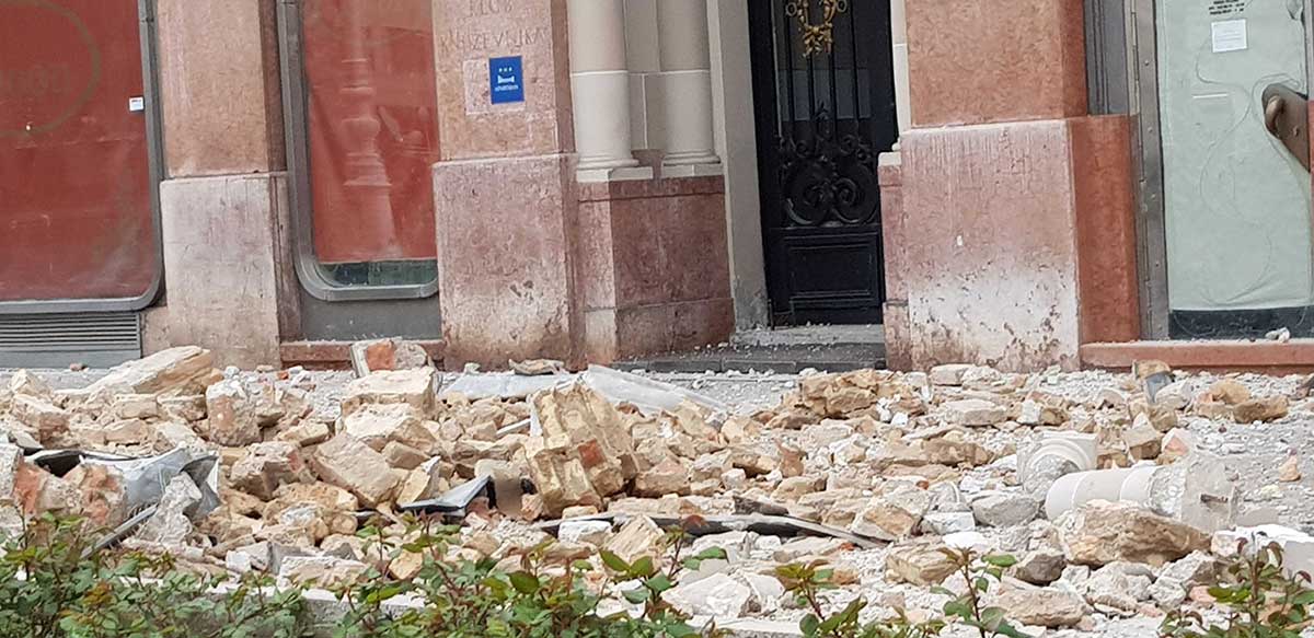 Policija upozorava građane da se maknu od građevina ako su na otvorenom