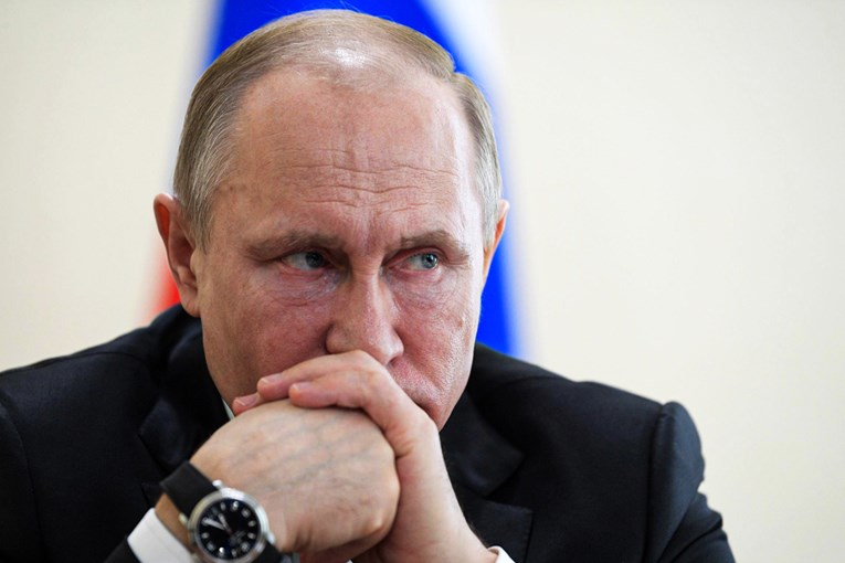 Guardian: Putin gubi