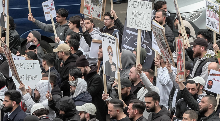 VIDEO Muslimani na ulicama Hamburga vikali "Allahu Akbar". Zazivali kalifat i šerijat