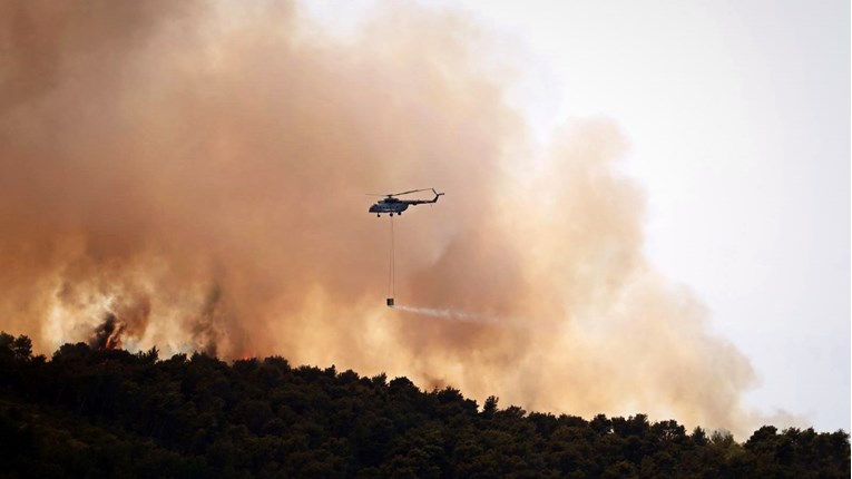 Nakon kanadera MORH poslao helikopter na požarište u Sloveniju