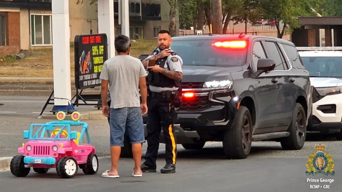 VIDEO Vozio dječji Jeep pa ga zaustavila policija: "Išao sam po slushie"