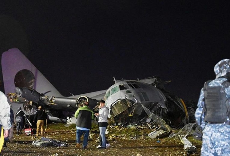 Vojni zrakoplov srušio se u El Altu: Poginulo 15 ljudi, novac razasut po cesti